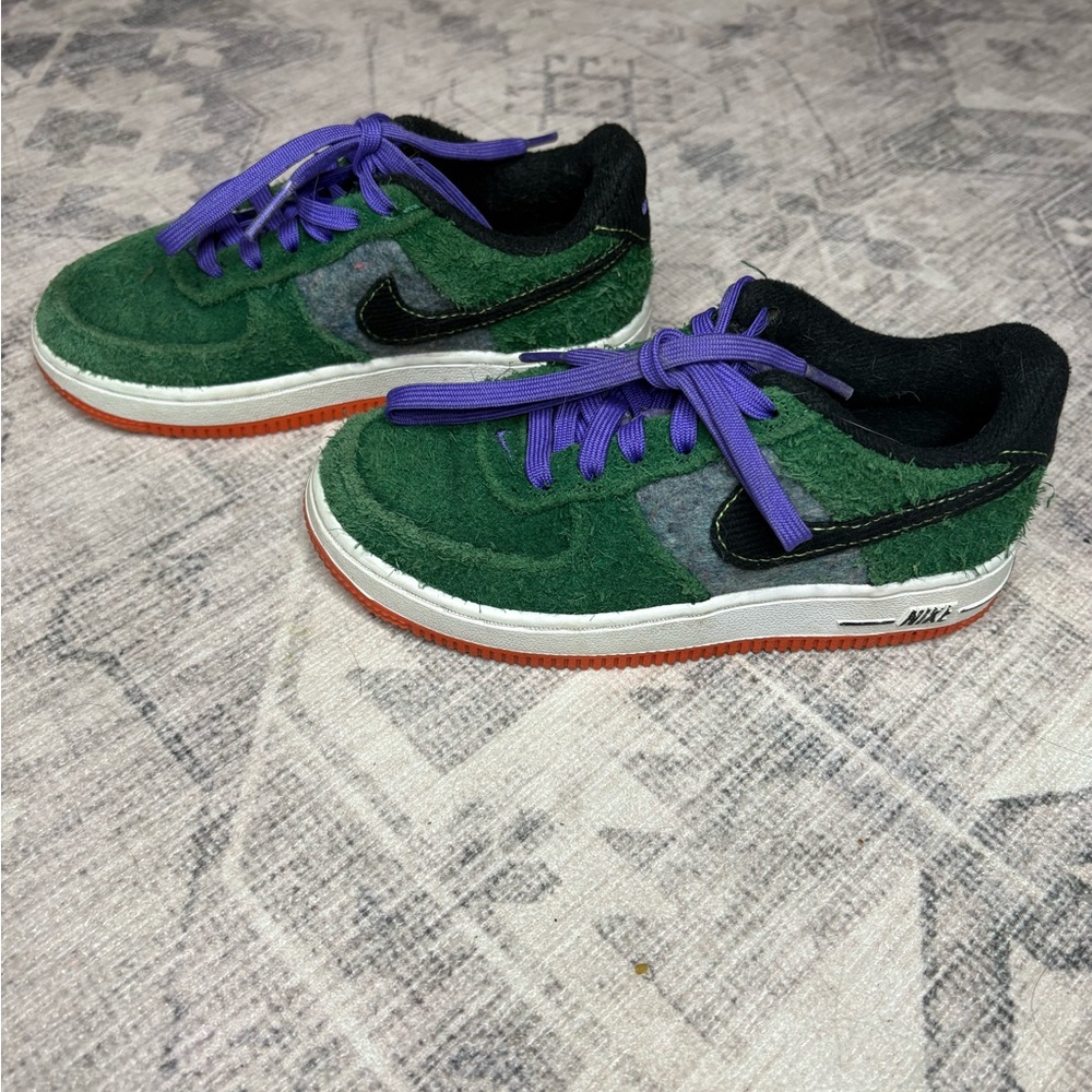 Nike Kids Sneakers in Green and Purple - Picture 3 of 6